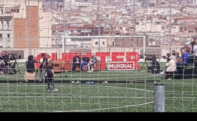 SE DERRUMBÓ UNA TRIBUNA EN UNA ENTREVISTA A ANDRÉS INIESTA