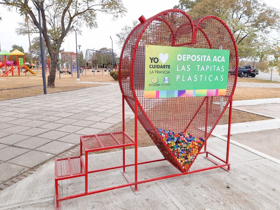 LA FRANCIA: INSTALARON UN CORAZÓN PARA RECOLECTAR TAPITAS