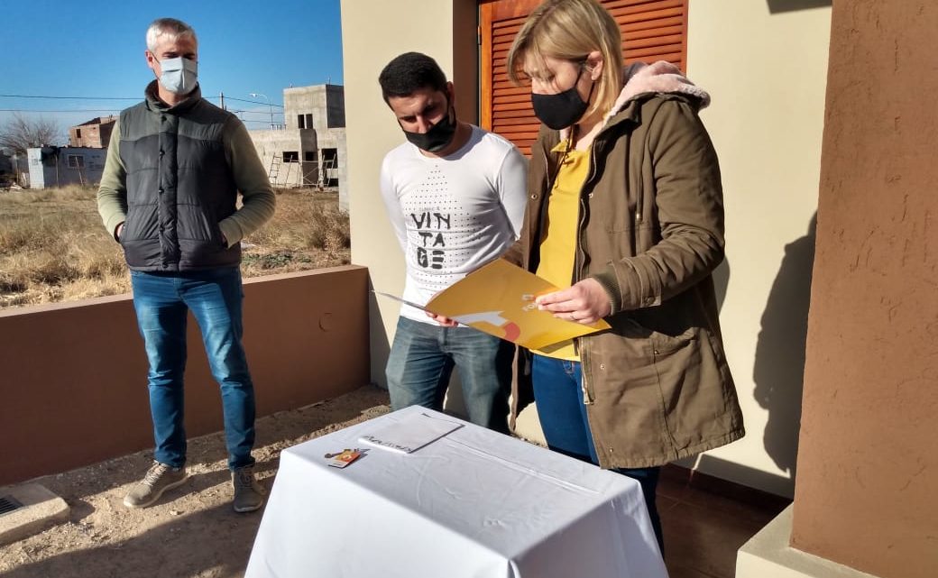RÍO PRIMERO: EL FO.MU.VI. ENTREGÓ OTRA VIVIENDA Y SORTEÓ LAS UBICACIONES PARA LAS 12 DEL PLAN MI CASA RÍO PRIMERO: EL FO.MU.VI. ENTREGÓ OTRA VIVIENDA Y SORTEÓ LAS UBICACIONES PARA LAS 12 DEL PLAN MI CASA