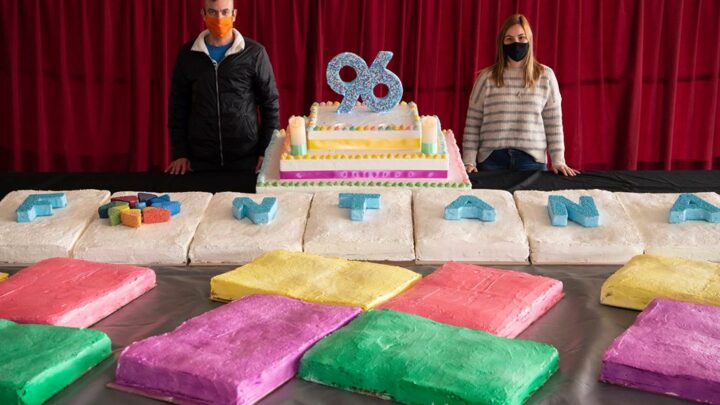 VILLA FONTANA: EN EL CUMPLEAÑOS DEL PUEBLO REPARTIERON TORTA A TODOS LOS VECINOS