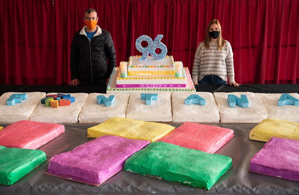 VILLA FONTANA: EN EL CUMPLEAÑOS DEL PUEBLO REPARTIERON TORTA A TODOS LOS VECINOS VILLA FONTANA: EN EL CUMPLEAÑOS DEL PUEBLO REPARTIERON TORTA A TODOS LOS VECINOS