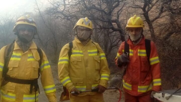 REGRESARON LOS BOMBEROS DE LA REGIÓN LUEGO DE 36 HORAS DE TRABAJO EN LAS SIERRAS