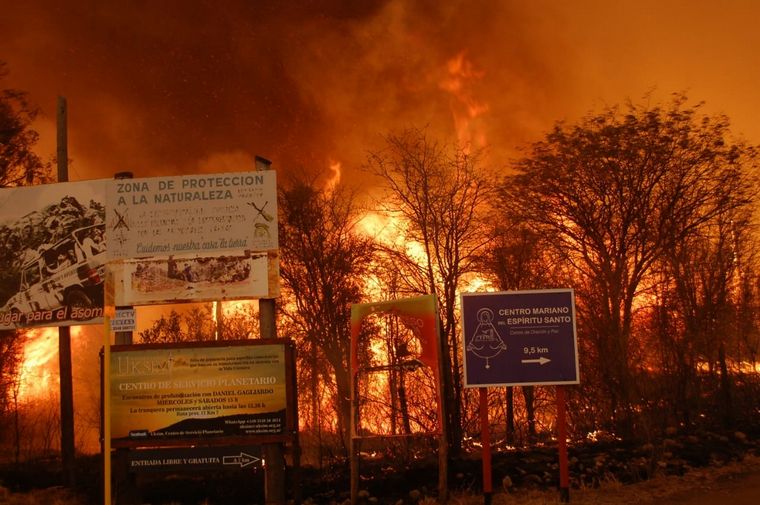 CÓRDOBA: INCENDIO EN LAS SIERRAS SE TRANSFORMA EN UNA CATÁSTROFE AMBIENTAL
