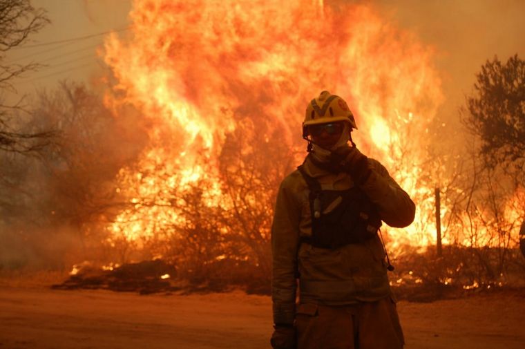 CÓRDOBA – INCENDIOS: 600 PERSONAS EVACUADAS EN CAPILLA DEL MONTE CÓRDOBA – INCENDIOS: 600 PERSONAS EVACUADAS EN CAPILLA DEL MONTE