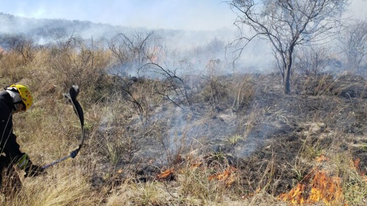 CÓRDOBA: ESTÁN CONTENIDOS LOS INCENDIOS PERO LA ZONA SIGUE “CALIENTE”