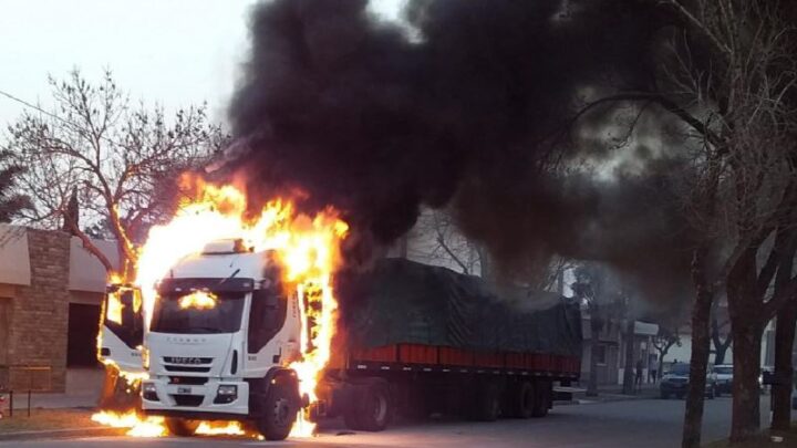 SE INCENDIÓ UN CAMIÓN EN PLENA CALLE