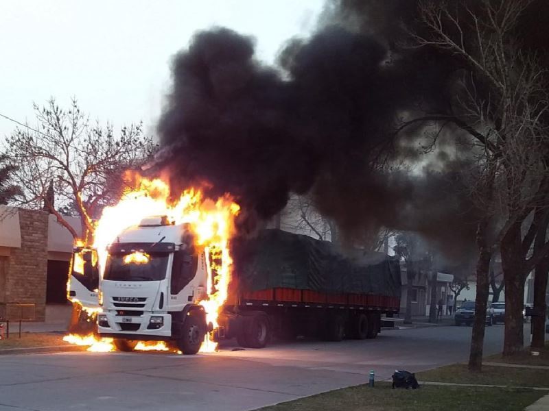 SE INCENDIÓ UN CAMIÓN EN PLENA CALLE SE INCENDIÓ UN CAMIÓN EN PLENA CALLE