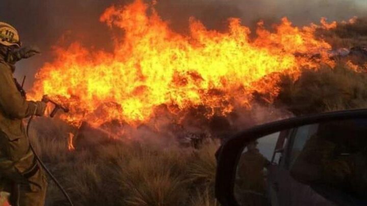 CÓRDOBA: UNOS 400 BOMBEROS DAN BATALLA A LOS INCENDIOS EN LAS SIERRAS