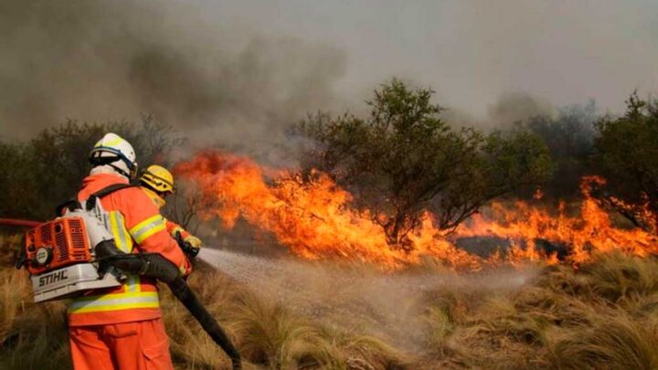 INCENDIOS EN CÓRDOBA: SUMAN BRIGADISTAS DE LA NACION A LA LUCHA CONTRA EL FUEGO