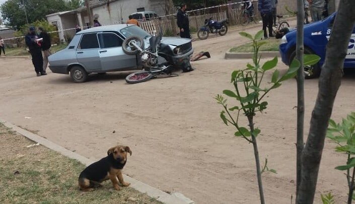 LA PUERTA: FUERTE CHOQUE DE UNA MOTO CON UN AUTOMOVIL