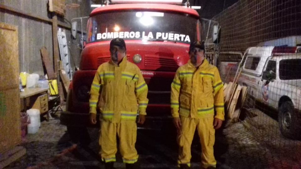 LA PUERTA: DOS BOMBEROS COMBATEN INCENDIO EN LAS SIERRAS LA PUERTA: DOS BOMBEROS COMBATEN INCENDIO EN LAS SIERRAS