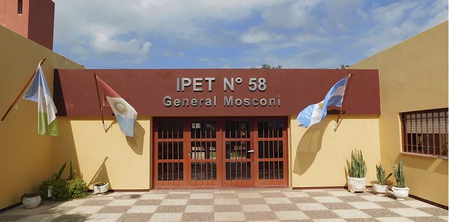 LA PUERTA: SE LES CORTABA INTERNET EN LA ESCUELA Y FABRICARON UN SERVIDOR
