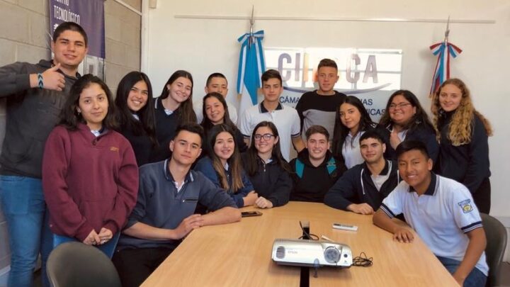 LA PUERTA: SIN PASANTÍAS ALUMNOS CREARON UNA EMPRESA PARA HACER SU PRÁCTICA INFORMÁTICA