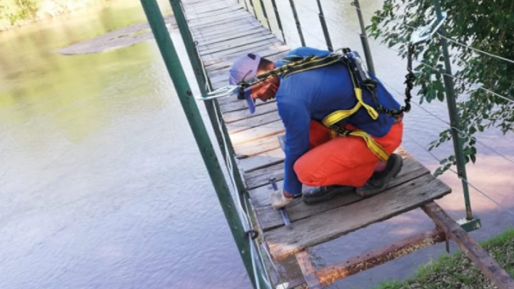 ARROYITO: TRABAJAN PARA RECUPERAR EL EMBLEMÁTICO PUENTE COLGANTE