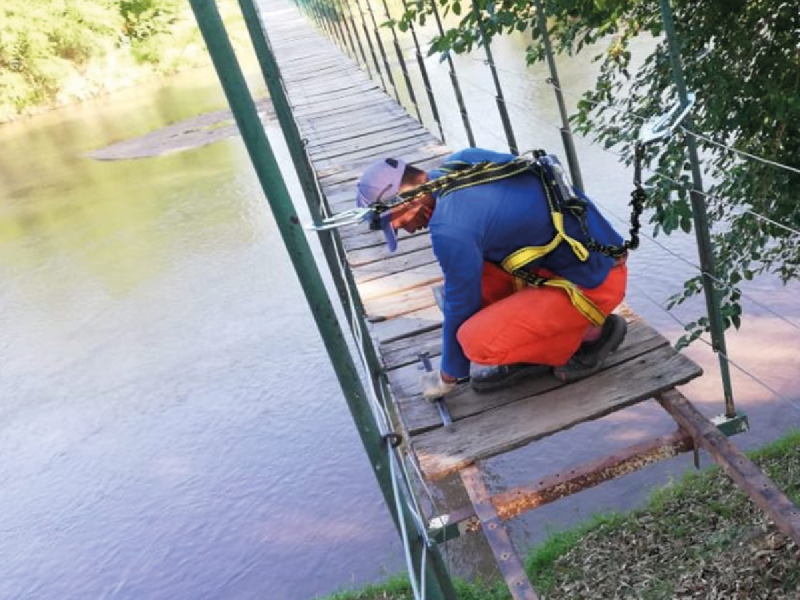ARROYITO: TRABAJAN PARA RECUPERAR EL EMBLEMÁTICO PUENTE COLGANTE ARROYITO: TRABAJAN PARA RECUPERAR EL EMBLEMÁTICO PUENTE COLGANTE
