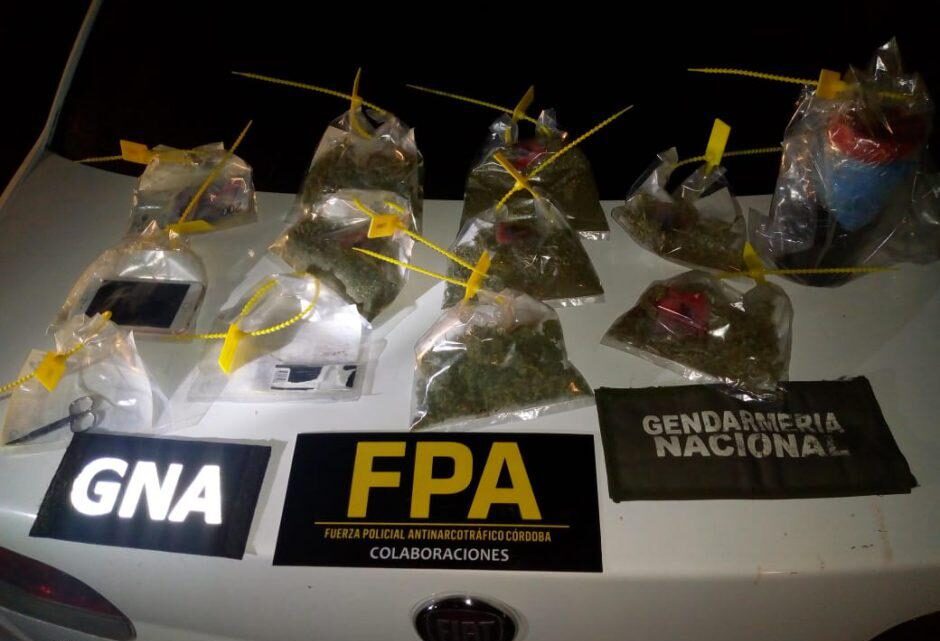 RÍO PRIMERO: DETIENEN A TRES SUJETOS CON 174 DOSIS DE MARIHUANA Y DINERO RÍO PRIMERO: DETIENEN A TRES SUJETOS CON 174 DOSIS DE MARIHUANA Y DINERO