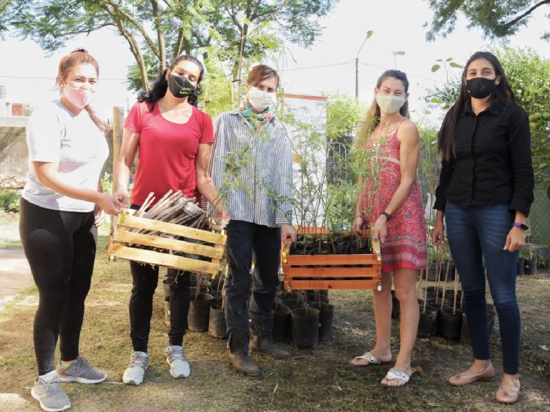 ARROYITO: ENTREGARON ÁRBOLES PARA VIVIENDAS ARROYITO: ENTREGARON ÁRBOLES PARA VIVIENDAS