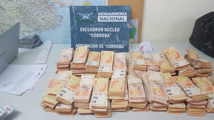 GENDARMERIA SECUESTRÓ MAS DE 13 MILLONES DE PESOS TRANSPORTADOS EN UN CAMIÓN