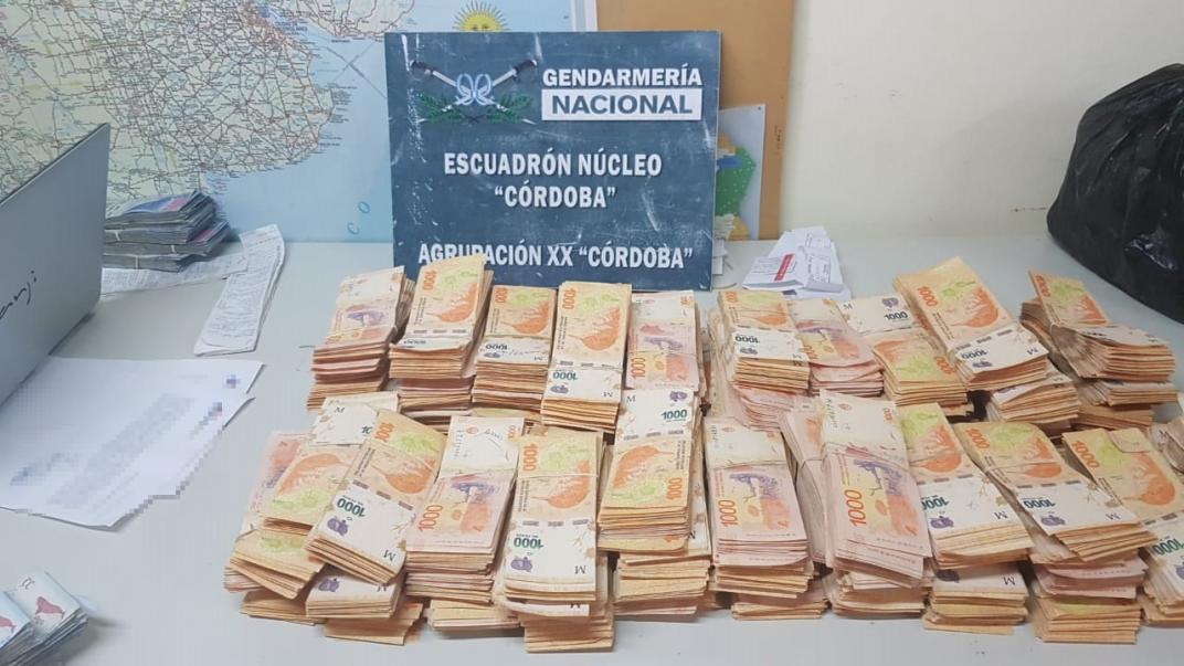 GENDARMERIA SECUESTRÓ MAS DE 13 MILLONES DE PESOS TRANSPORTADOS EN UN CAMIÓN GENDARMERIA SECUESTRÓ MAS DE 13 MILLONES DE PESOS TRANSPORTADOS EN UN CAMIÓN