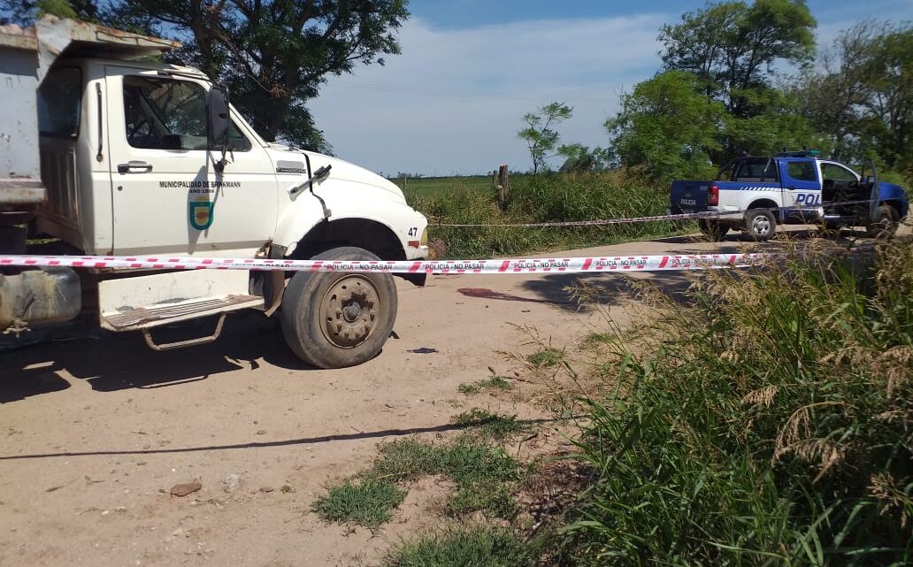 DOS MOTOCLISTAS HERIDOS GRAVEMENTE AL CHOCAR CON UN CAMIÓN EN LA ZONA RURAL DE BRINKMANN
