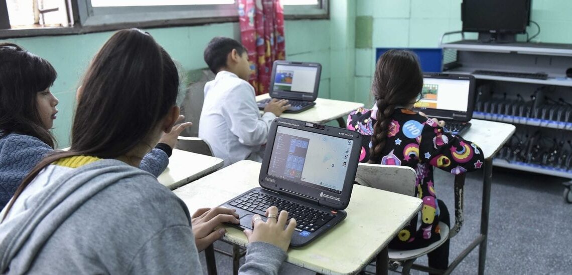 PAÍS: TROTA ANUNCIÓ LA ENTREGA DE 500 MIL COMPUTADORAS PARA ESTUDIANTES PAÍS: TROTA ANUNCIÓ LA ENTREGA DE 500 MIL COMPUTADORAS PARA ESTUDIANTES