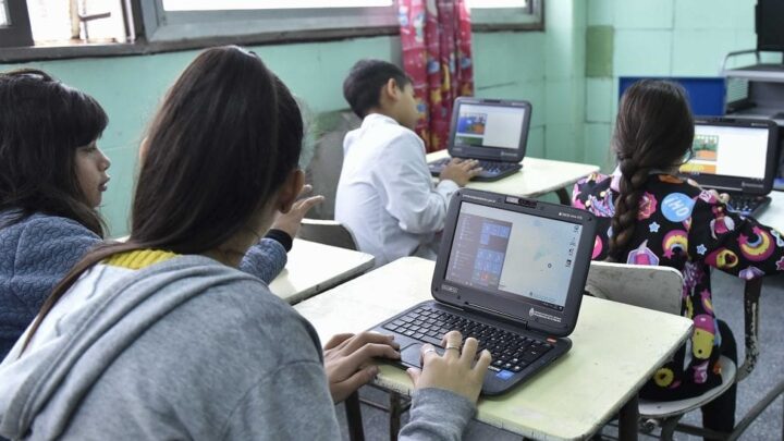 PAÍS: TROTA ANUNCIÓ LA ENTREGA DE 500 MIL COMPUTADORAS PARA ESTUDIANTES