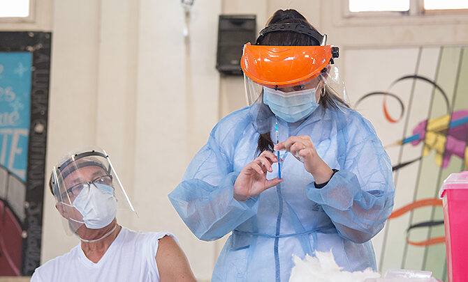 COVID: COMIENZAN A VACUNAR A DOCENTES, ÉSTE ES EL CRONOGRAMA