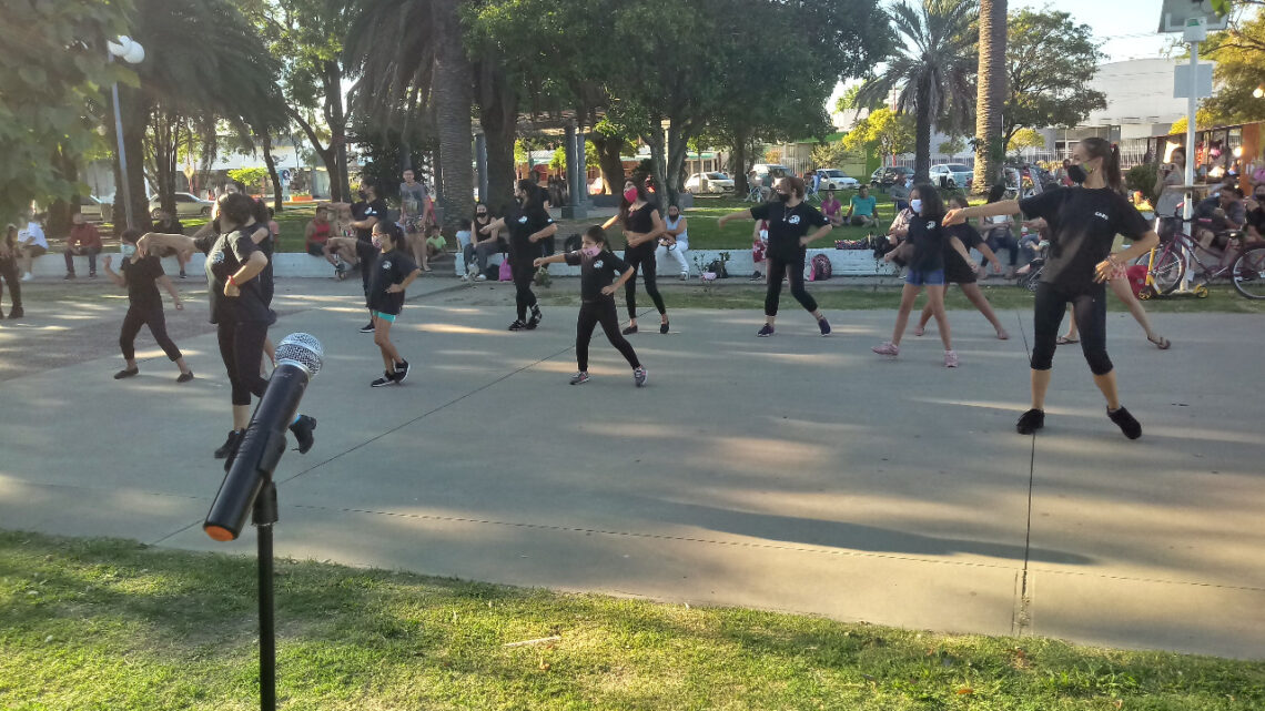 ARROYITO: PRÁCTICAS DE LOS TALLERES DE LA CASA DE LA CULTURA EN VIVO EN LA PLAZA 25 DE MAYO