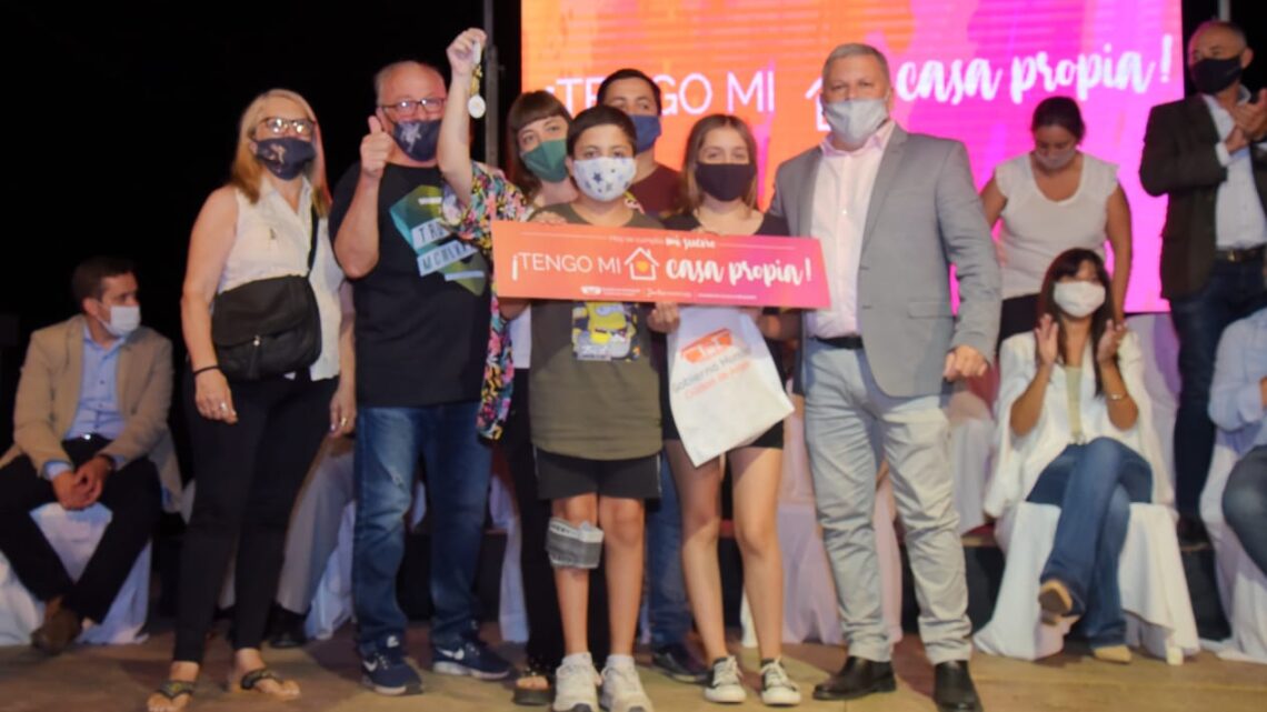 ARROYITO: BENEDETTI ENTREGÓ 32 VIVIENDAS Y ANUNCIÓ 60 PARA ESTE AÑO