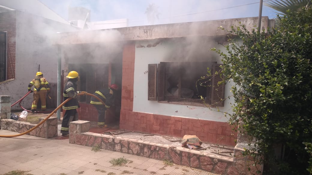 BALNEARIA: SALIÓ ILESA UNA FAMILIA CUYA VIVIENDA SE INCENDIÓ POR COMPLETO