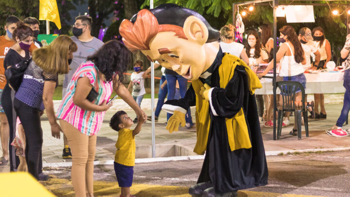 VILLA SANTA ROSA ACTIVA: OTRA NOCHE DE PLAZA Y ARTESANÍAS