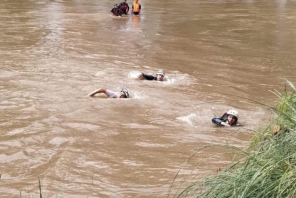 ARROYITO: BOMBEROS RESCATARON A UNA MUJER EN EL RÍO XANAES