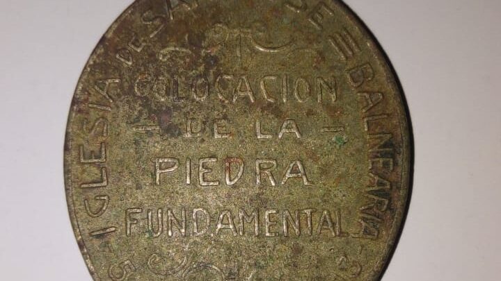 BALNEARIA: A HORAS DE LAS PATRONALES APARECIÓ LA MEDALLA FUNDACIONAL DE LA PARROQUIA