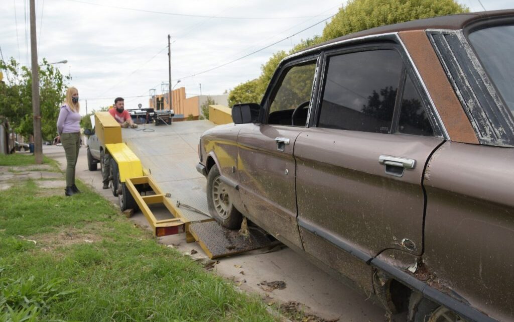 ARROYITO: COMENZARON A SECUESTRAR VEHICULOS ABANDONADOS EN LA VÍA PÚBLICA