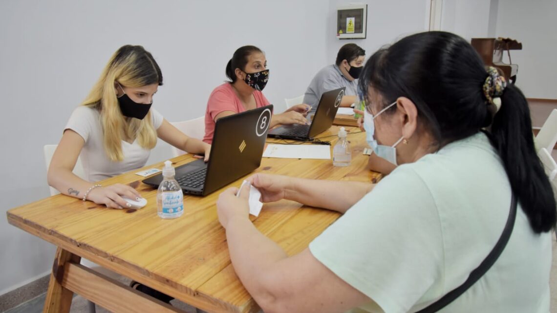 ARROYITO: PUNTO DIGITAL INSCRIBIÓ A 400 POSTULANTES PARA LA VACUNA COVID