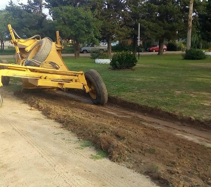 VILLA FONTANA: INICIARON LA OBRA DE CORDÓN CUNETA EN LA PLAZA SAN BARTOLOMÉ