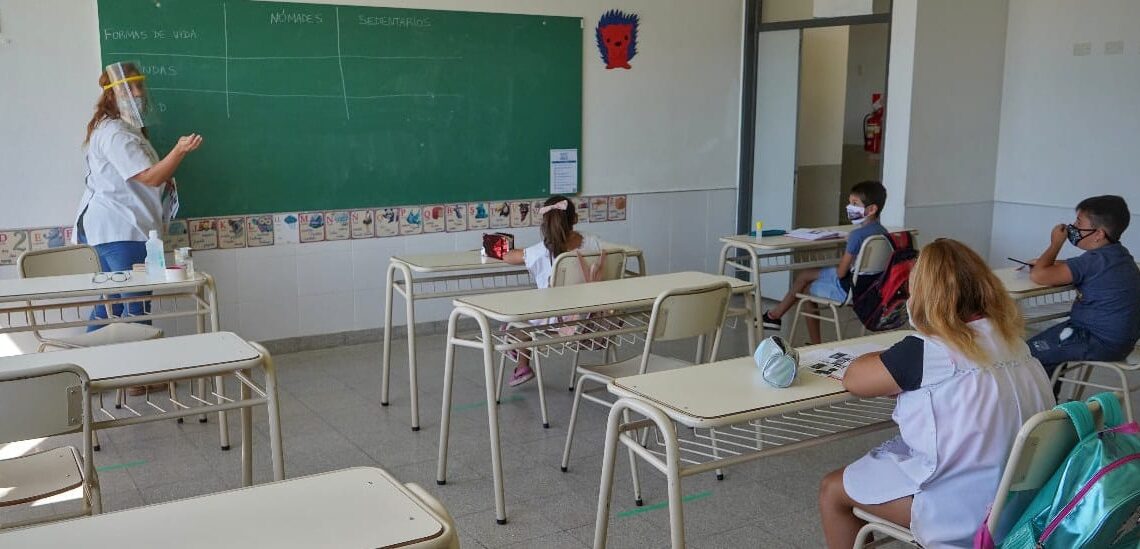 Covid: Por ahora no corren peligro las clases presenciales en Córdoba