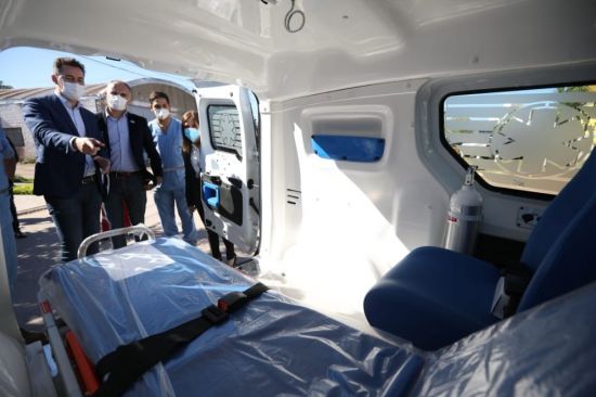 Calvo entregó una unidad de traslado y equipamiento sanitario en Las Varillas