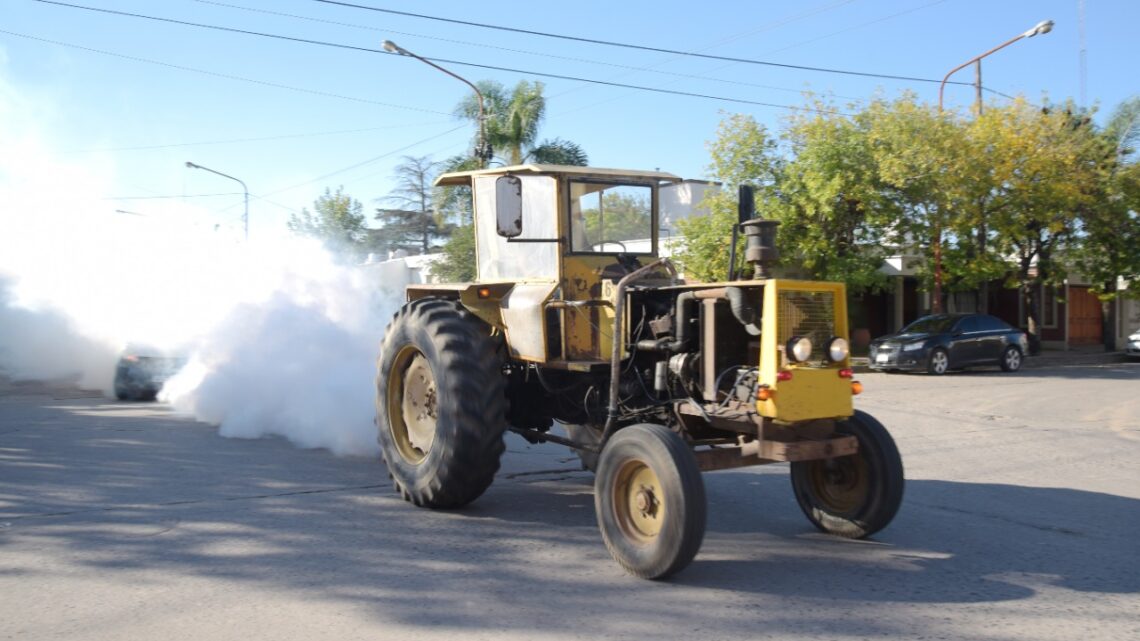Arroyito: personal municipal fumiga para prevenir el Dengue