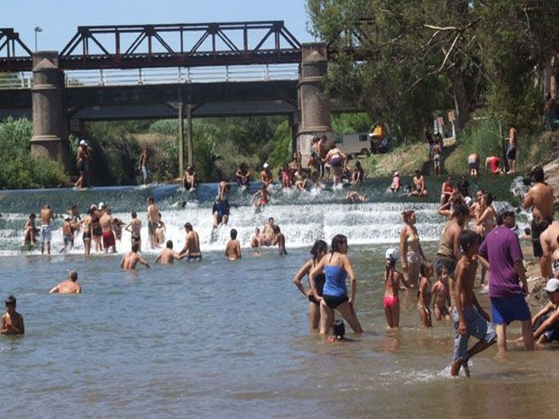 Turismo: el balneario de los tres puentes y la cascada en Marull