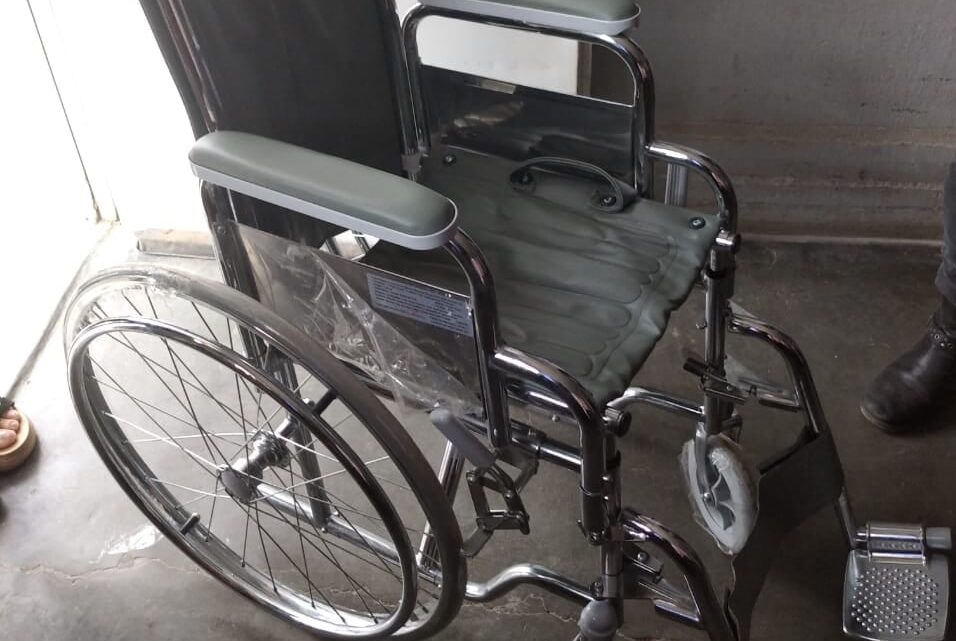 La Para: Municipalidad entregó silla de ruedas para un niño de la localidad