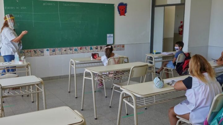 Covid: Docentes vacunados mayores de 60 años o con comorbilidad, podrán volver a servicios presenciales
