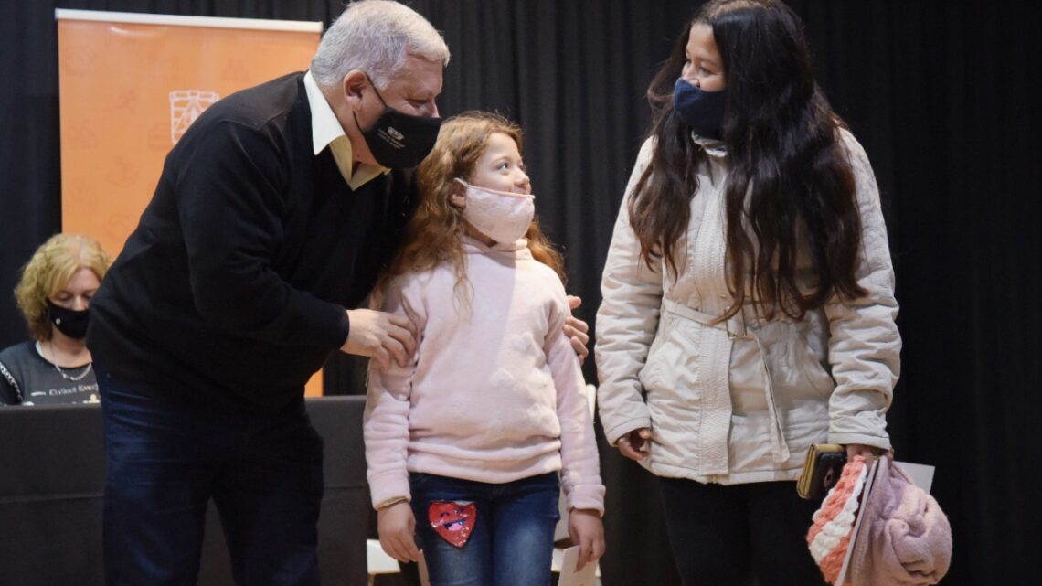 Benedetti entregó 200 becas municipales en Arroyito para compra de útiles escolares