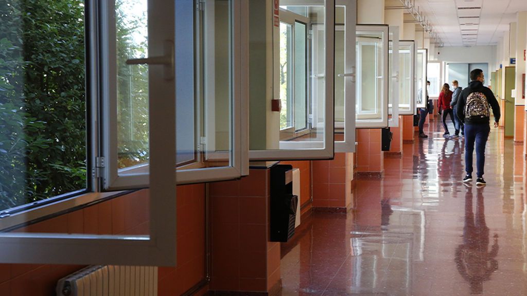 Clases con ventanas abiertas a pesar del frío y con mucho abrigo