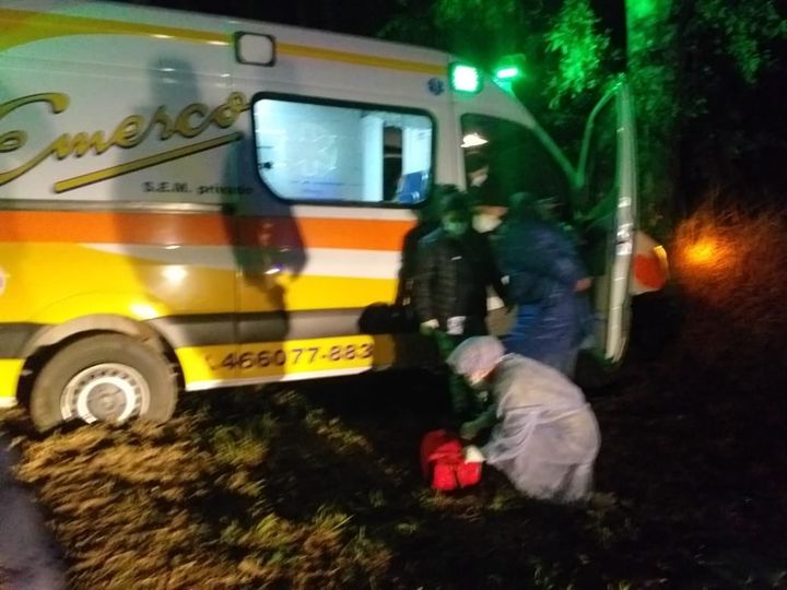Villa Santa Rosa: Por esquivar un animal terminó chocando un árbol con una ambulancia