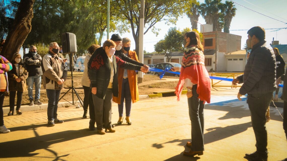 Río Primero: La intendenta Cravero y vecinos, inauguraron cuadras de pavimento