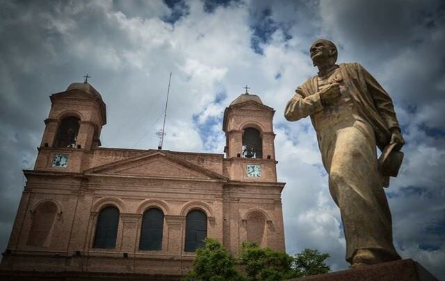 Ansenuza: El imponente Templo que está atravesado por una calle