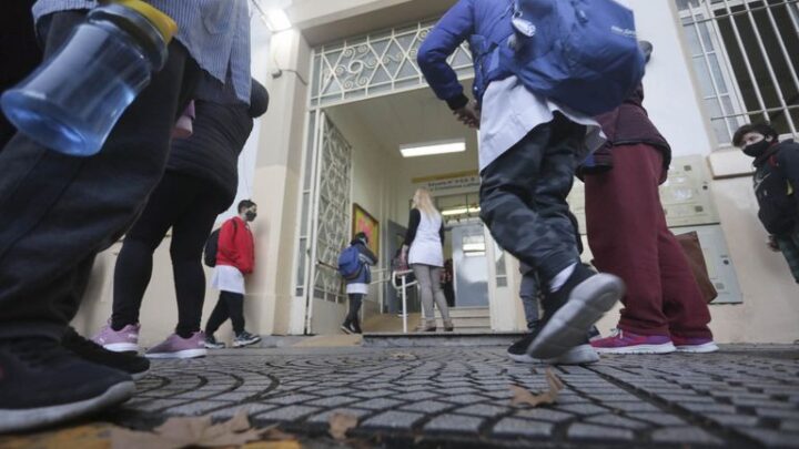 País: Analizan escalonar las vacaciones de invierno escolares para evitar circulación