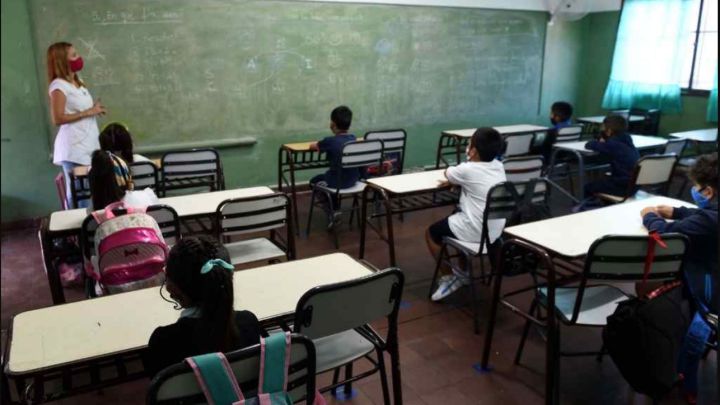 Por qué quieren agregar una hora más de clases en Córdoba