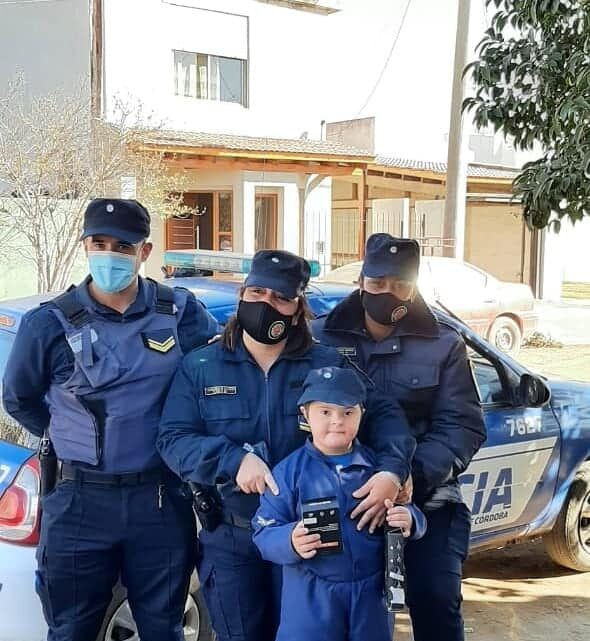 Río Primero: Fernando cumplió años y la policía le hizo un especial regalo